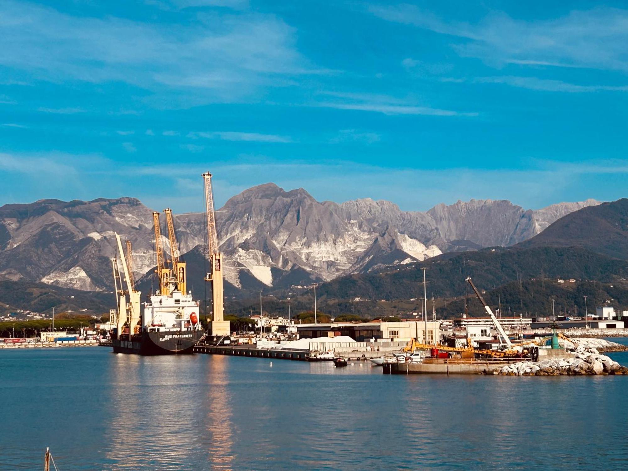 La Porta Sui Monti Di Luna Carrara Luaran gambar